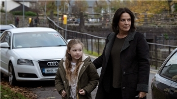 Desiree Nosbusch (r) spielt im „Irland-Krimi: Familienbande“ an der Seite von Molly McCann.