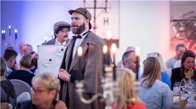 Detektivarbeit beim Kriminal-Dinner: Sherlock Holmes (Gosta Liptow) und Watson (Manuela Stange/hinten) müssen im „Westfälischen Hof“ den Mord an einem Baron aufklären.