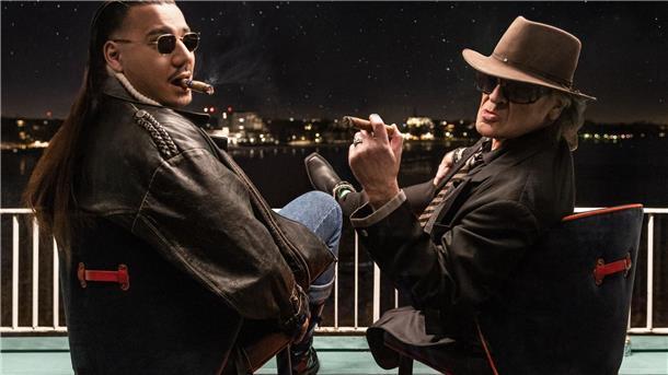 Deutsch-Rapper Apache 207 (l) und der Panikrocker Udo Lindenberg feiern gemeinsam großen Erfolg.