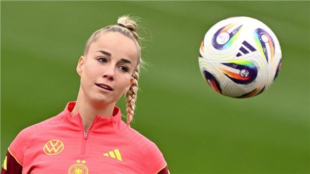 „Im Kampf um den Ball verschwindet die weibliche Anmut“ Deutsche Fußballerinnen waren in den vergangenen Jahrzehnten außerordentlich erfolgreich. Eine davon ist Giulia Gwinn. (Archivfoto)