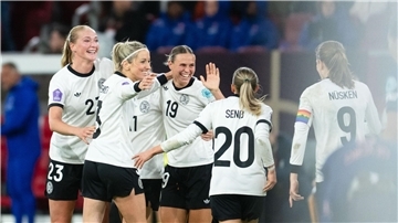 DFB-Frauen glücklich nach „Wahnsinns-Fußballabend“ Deutsche Jubeltraube: Auch dank Camilla Küver (l) blieb die DFB-Elf ohne Gegentor.