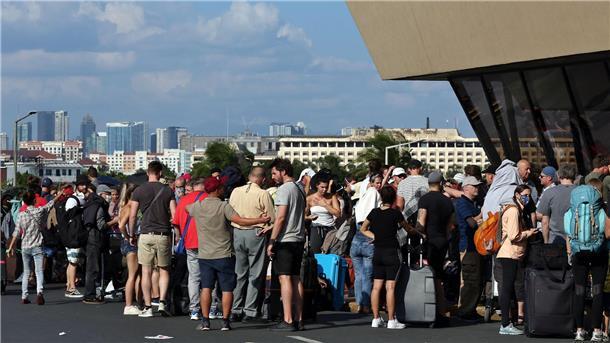 Deutsche Touristen warten am Flughafen von Manila auf ihren von der Botschaft organisierten Rückflug nach Deutschland.