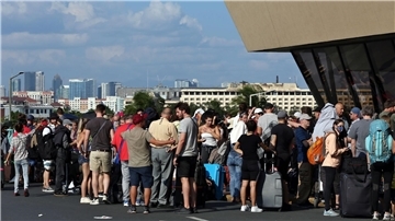 Deutsche Touristen warten am Flughafen von Manila auf ihren von der Botschaft organisierten Rückflug nach Deutschland.