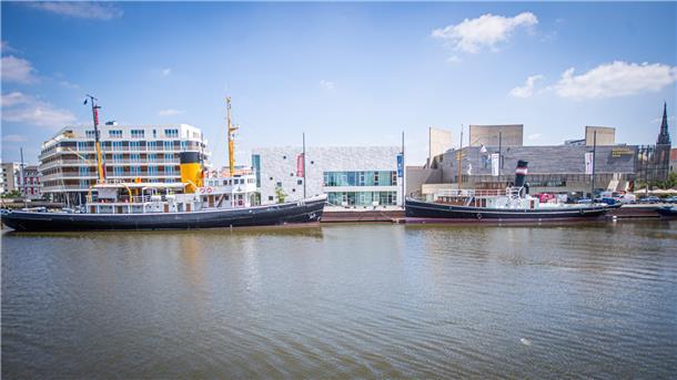 Deutsches Auswandererhaus Bremerhaven mit bestehendem und neuen Gebäudekomplex.