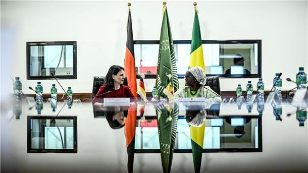 Baerbock: Für Sicherheit in Europa Westafrika stabilisieren Deutschland will seine Zusammenarbeit mit dem Senegal ausbauen.