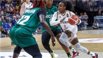 Deutschlands Alexia Peterson attackiert gegen Nigeria.
