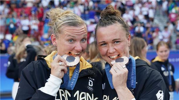 Fußball bei Olympia: Weniger Männer, mehr Frauenteams Deutschlands Fußballerinnen um Alexandra Popp (l.) und Marina Hegering gewannen bei Olympia in Paris Bronze.