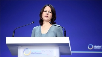 „Deutschlands Unterstützung ist felsenfest“, sagt Bundesaußenministerin Annalena Baerbock mit Blick auf die Ukraine.