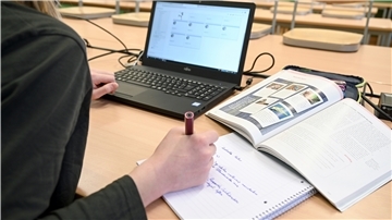 Deutschlandweit lernen Kinder online von zu Hause. Auch die Zinzendorfschule in Tossens hat seit dem ersten Lockdown eine Schulcloud eingerichtet. Jetzt berichten die Lehrer von den Erfahrungen.