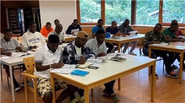 Deutschunterricht steht auf dem Tagesplan für die jungen Afrikaner, die aktuell in der ehemaligen Jugendherberge im Großen Holz untergebracht sind.
