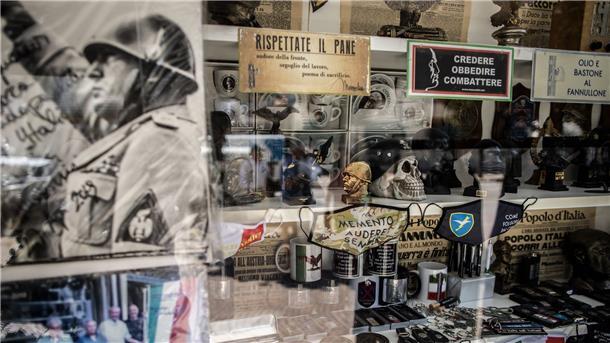 Aufstieg der Faschisten - Italien wieder ganz weit rechts Devotionalien des ehemaligen italienischen Diktators Benito Mussolini und Fan-Artikel des Faschismus werden in einem Geschäft in Predappio, wo Mussolini beerdigt ist, verkauft.