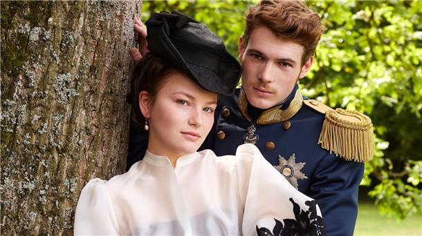 „The Crown“ in Wien: Netflix greift Sisi-Geschichte auf Devrim Lingnau als Kaiserin Elisabeth und Philip Froissant als Franz Joseph in der Serie „Die Kaiserin“.