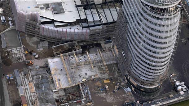 Dezember 2007: Blick auf die Baustelle. Das Sail-City-Gebäude war zu dem Zeitpunkt bereits fertiggebaut. Der Bau des Klimahauses war so komplex, dass etwa 20 Architekturbüros, Büros der Sonderingenieure sowie Statiker dafür nötig waren.