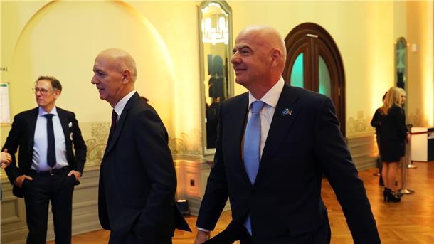 DFB-Chef Neuendorf strikt gegen WM mit 64 Mannschaften DFB-Präsident Bernd Neuendorf (l.) hat eine klare Meinung zu einer weiteren WM-Ausweitung.