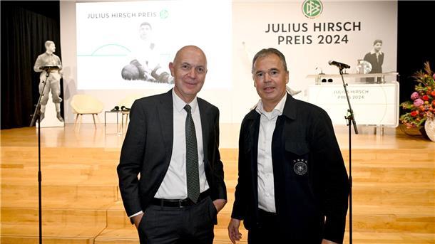 DFB-Präsident Bernd Neuendorf (l.) setzt sich gegen Antisemitismus ein. 