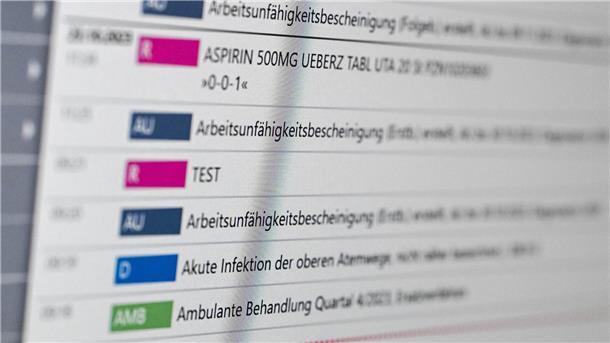 Elektronische Patientenakte ab 2025: Was Versicherte jetzt wissen müssen Auf einem Bildschirm in der E-Health-Showpraxis der Kassenärztlichen Vereinigung Berlin ist eine elektronische Patientenakte ePA dargestellt (gestellte Szene).