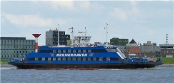 Eine Fähre vor einer Stadt. Dialog auf der Weser: Ein NDR-Team lädt auf der Fähre zum Zuhören und Mitreden ein.