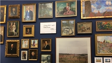 Dicht an dicht hängen die Werke an der Bremer Wand in der Kunsthalle. Christian Holtmann mischt sie mit einem gemalten Preisschild auf. „Komplett mit Rahmen 490 Euro“ ist darauf zu lesen.