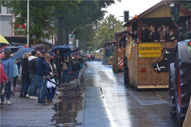 Dicht an dicht schoben sich die 39 Erntewagen durch Sittensens Straßen. 