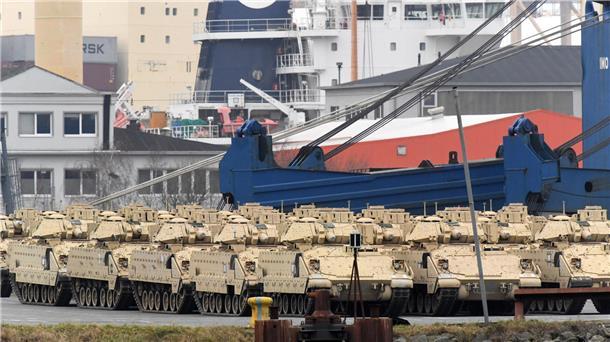 Dicht an dicht stehen die Schützenpanzer auf der Kaje vor der Heckrampe des Transportschiffes "Endurance".