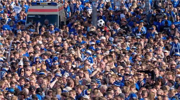 Dicht gedrängt hatten viele Fans stundenlang warten müssen, so der Vorwurf. 