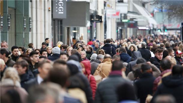 In Deutschland leben mehr als 84 Millionen Menschen Dicht gedrängt laufen Menschen durch die Innenstadt: In Deutschland leben erstmals mehr als 84 Millionen Menschen.