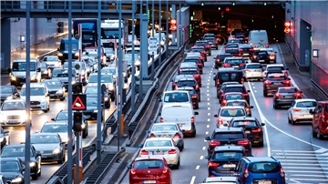 Dichter Berufsverkehr schiebt sich durch den Tunnel Heckenstallerstraße in München.