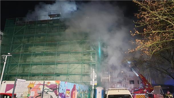 Haus brennt: Feuerwehr Bremerhaven löscht unter erschwerten Bedingungen Dichter Rauch quillt aus dem Dach eines Hauses in der Kleiststraße in Bremerhaven, während die Feuerwehr versucht, die angrenzenden Gebäude vor den Flammen zu schützen.
