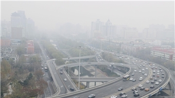 Dichter Smog über der chinesischen Großstadt Peking.