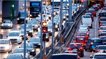 Dichter Verkehr am Morgen im Tunnel Heckenstallerstraße auf dem Mittleren Ring B2R in München.