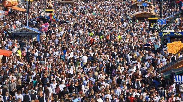 Zweiter Wiesntag startet mit Trachtenzug - Traumwetter Dichtes Gedränge am Samstagnachmittag auf dem Oktoberfest.