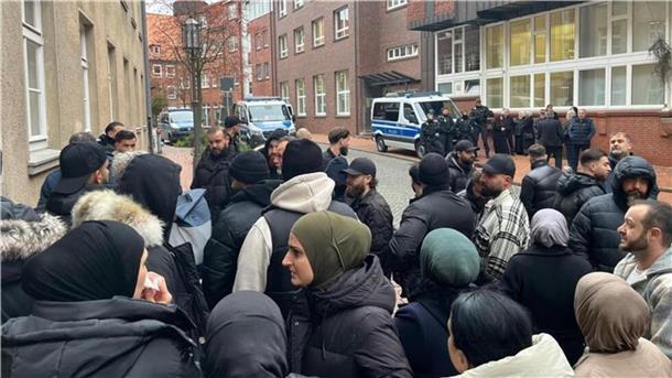 Clan-Prozess startet: Aggressive Stimmung vor dem Landgericht Stade Dichtes Gedränge vor Beginn des Clan-Prozesses in Stade am Dienstag.