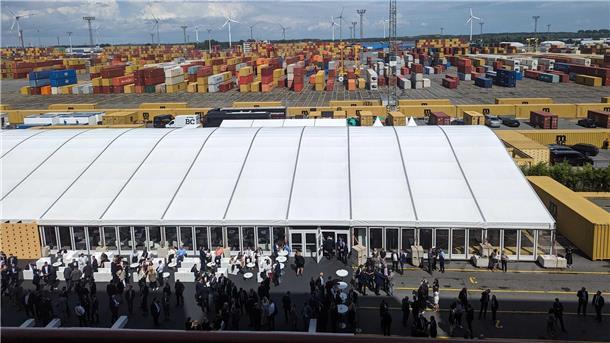 Auf welchem Schiff Weltumsegler Boris Herrmann gerne mal mitfahren möchte Dicker Pott: Wer die steile Gangway der „MSC Michel Cappellini“ erklommen hat, sieht die feiernden Taufgäste in Ameisengröße.