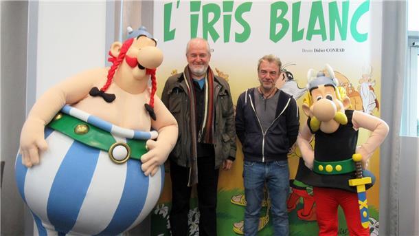 Didier Conrad (2.v.l) und Fabcaro (2.v.r) bei der Vorstellung von Details zum neuen Album „Die weiße Iris“.