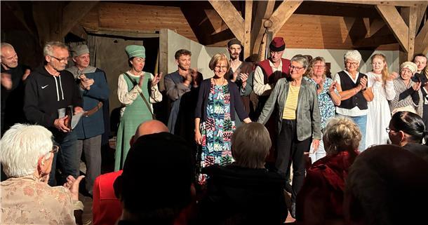 Theaterhit in Golzwarderwurp: Jetzt gibt es „Anna Rüdebusch“ im Kino Bild vom Schlussapplaus beim Theaterstück Anna Rüdebusch