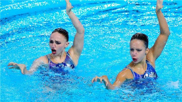Die 17-jährige Amelie Blumenthal Haz (rechts) und Klara Bleyer haben beim Synchronschwimmen das Finale in der Kür erreicht.