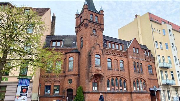 Historisches Relikt in 1A-Lage: Kapelle der 1000 Möglichkeiten vergammelt Die 1902 erbaute neugotische Ebenezer-Kapelle an der Ecke Goethestraße/Leher Tor: Das markante Gebäude am Einfallstor zur Bremerhavener City ist in vergammeltem Zustand.
