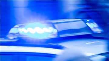 Ein Streifenwagen der Polizei ist mit Blaulicht im Einsatz.