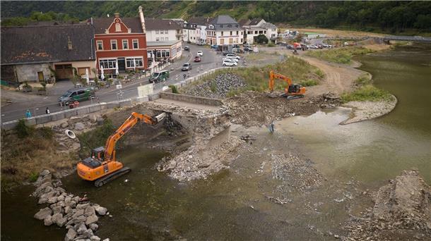 Nepomukbrücke im Ahrtal weitgehend abgerissen Die 300 Jahre alte Nepomukbrücke wird abgerissen.