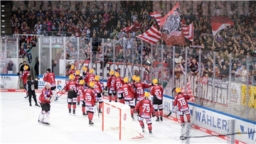 Die 4.647 Fans in der ausverkauften Eisarena feierten die Pinguins-Spieler auch Minuten nach der Schlusssirene noch. In der Endphase der partie drehen sie einen 0:1-Rückstand noch in einen Sieg.
