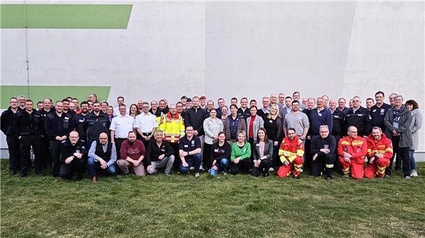 Die 72 Teilnehmerinnen und Teilnehmer der Veranstaltung kamen anschließend zu einem Gruppenfoto zusammen.