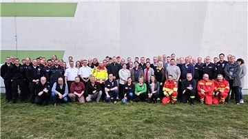 Die 72 Teilnehmerinnen und Teilnehmer der Veranstaltung kamen anschließend zu einem Gruppenfoto zusammen.