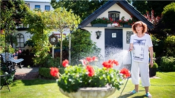 Die 77-Jährige Ariana Magnus aus Lehe liebt und pflegt ihren Garten mit hunderten Stauden und Grüngewächsen. 