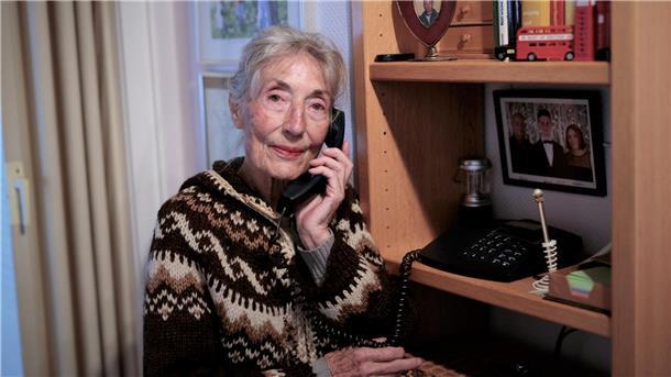 Telefon-Ärger in Geestemünde: Ehepaar seit Monaten ohne Festnetz – Telekom vertröstet Die 84-jährige Margrit Hillmer steht an ihrem Telefon, aber hat keine Verbindung.