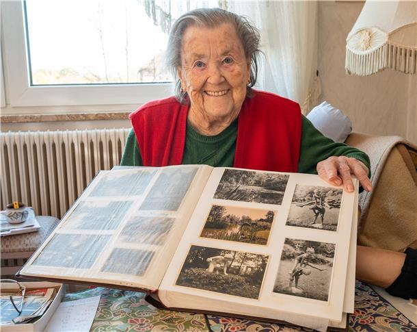 Margot Blaschke aus Bremerhaven hütet ihre Fotoalben voller Erinnerungen an den kuriosen Park "Thieles Garten"