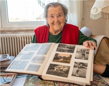 Margot Blaschke aus Bremerhaven hütet ihre Fotoalben voller Erinnerungen an den kuriosen Park "Thieles Garten"