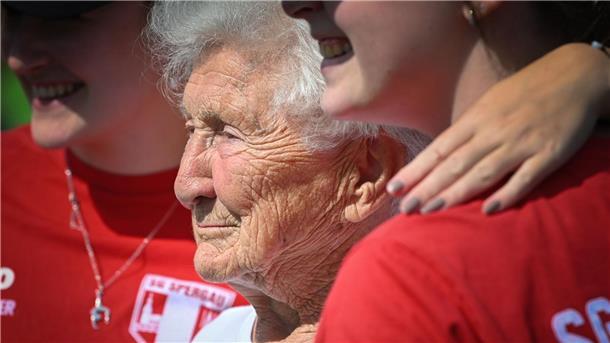 Mit 66 ist noch lange nicht Schluss: Was heißt heute alt? Die 98-jährige Johanna Quaas lebt, was Altersforscher raten: Teilhabe hält jung. (Archivbild)