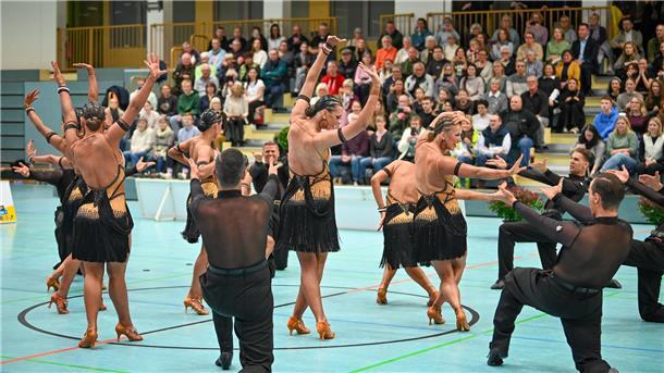 Tänzer der A-Lateinformation der TSG Bremerhaven tanzen.