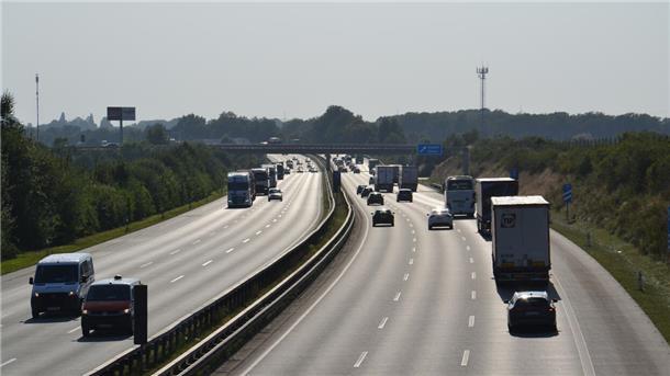 Wie geht es weiter in Elsdorf mit der Lärmbelästigung durch die Autobahn? Eine breite Straße und Autos, die in beide Richtungen fahren.