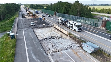 Die A27-Brücke bei Wulsdorf wird wird vor dem Abriss von beiden Seiten freigelegt.
